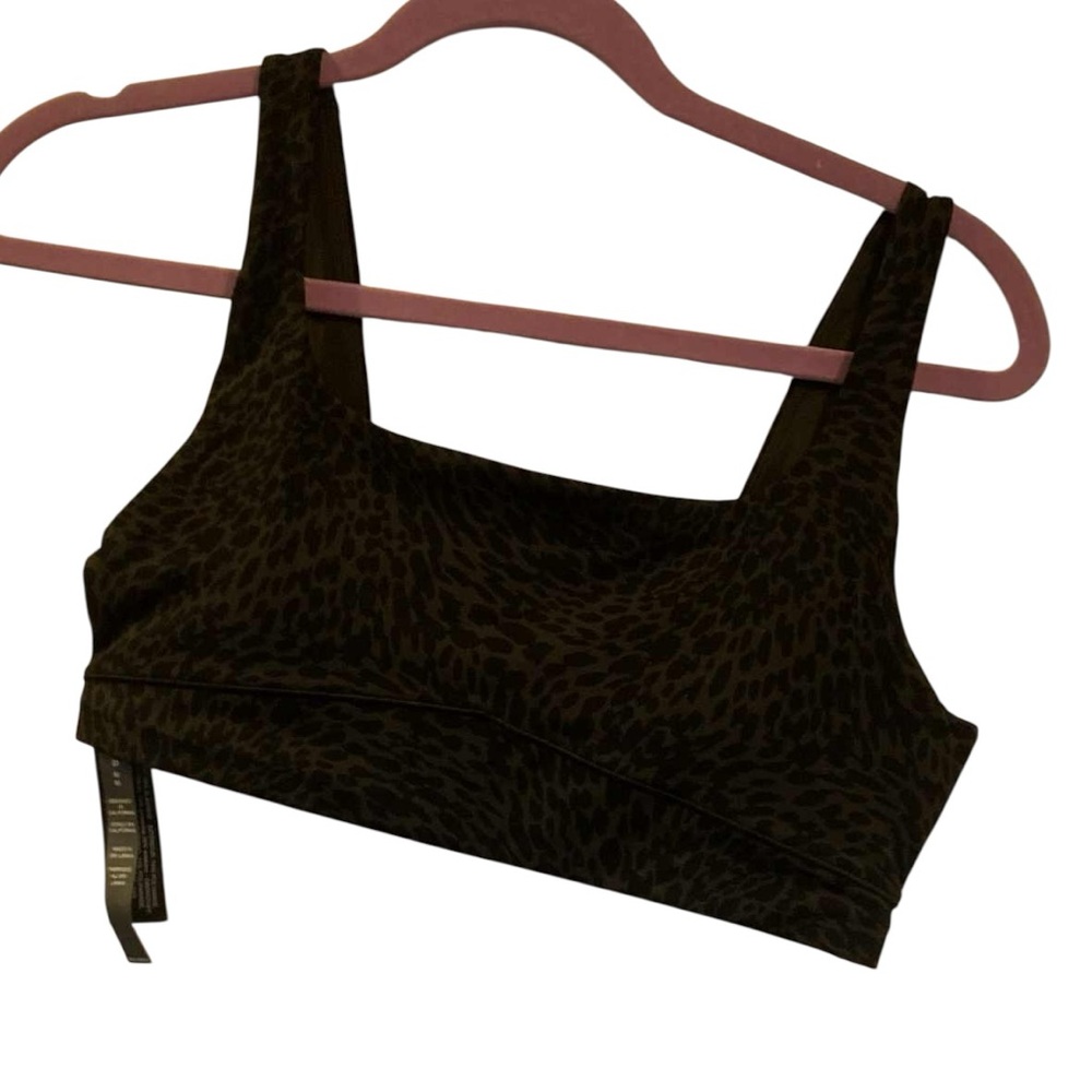 NWT Vuori all the form bra BLACK BLURRED TORRENT Size M